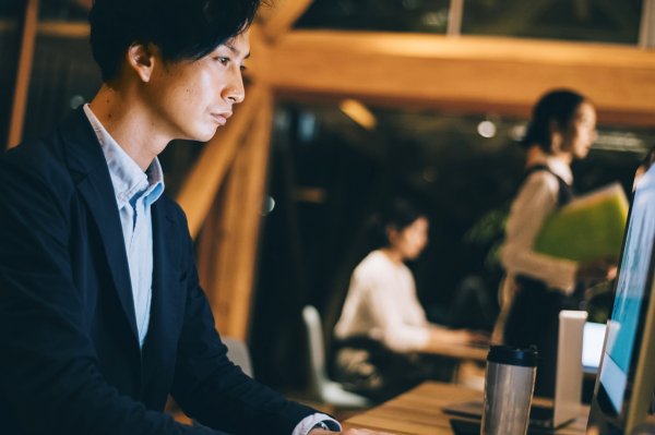 残業　ビジネスマン