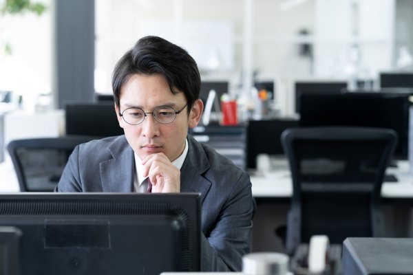 悩む　会社員