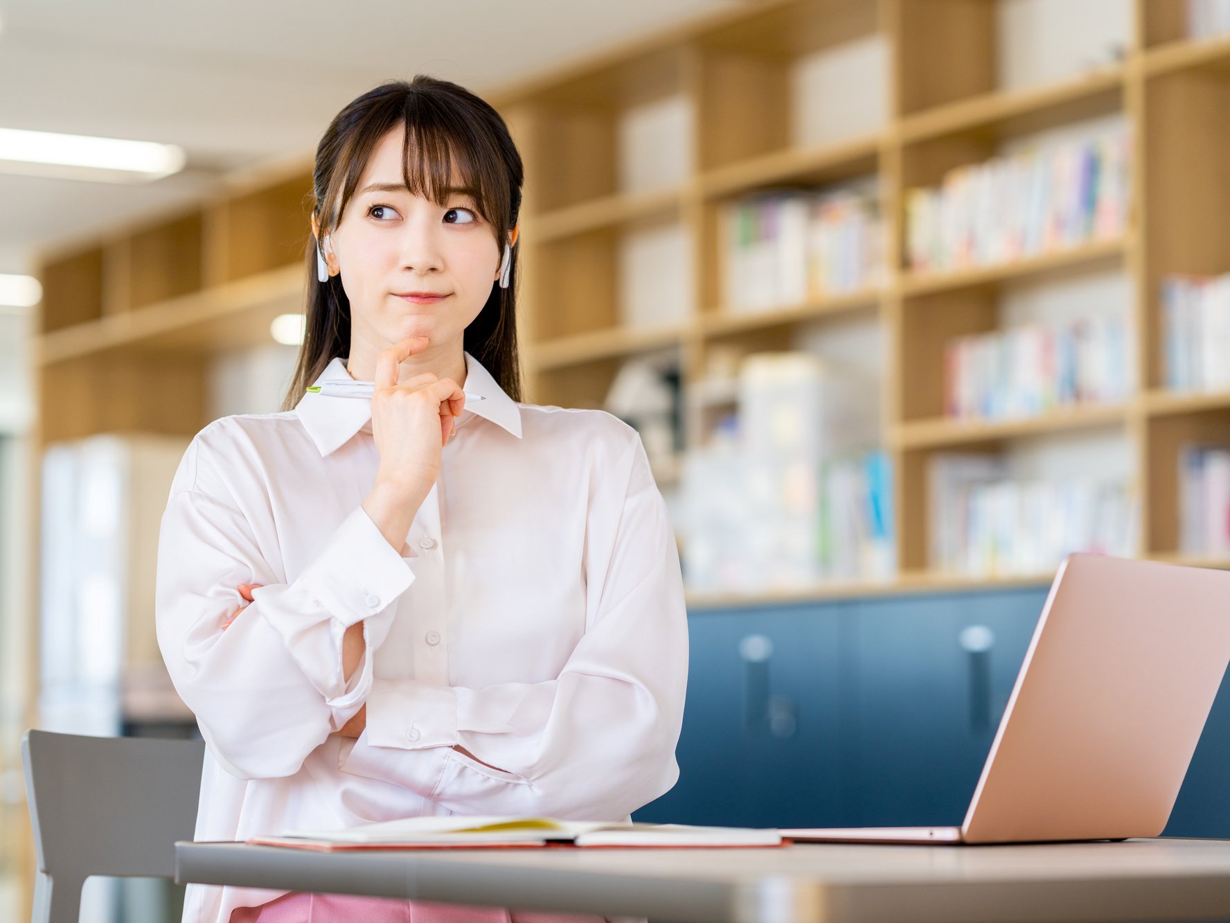 考える女性