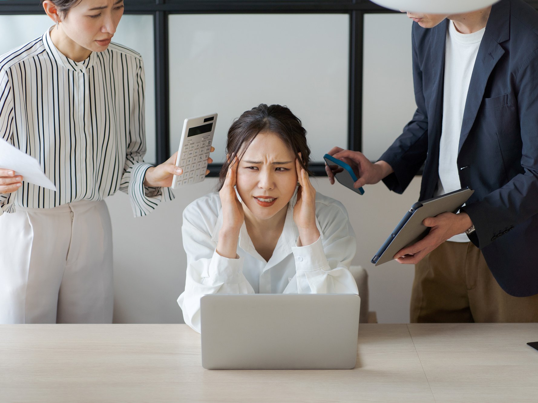 悩む女性社員