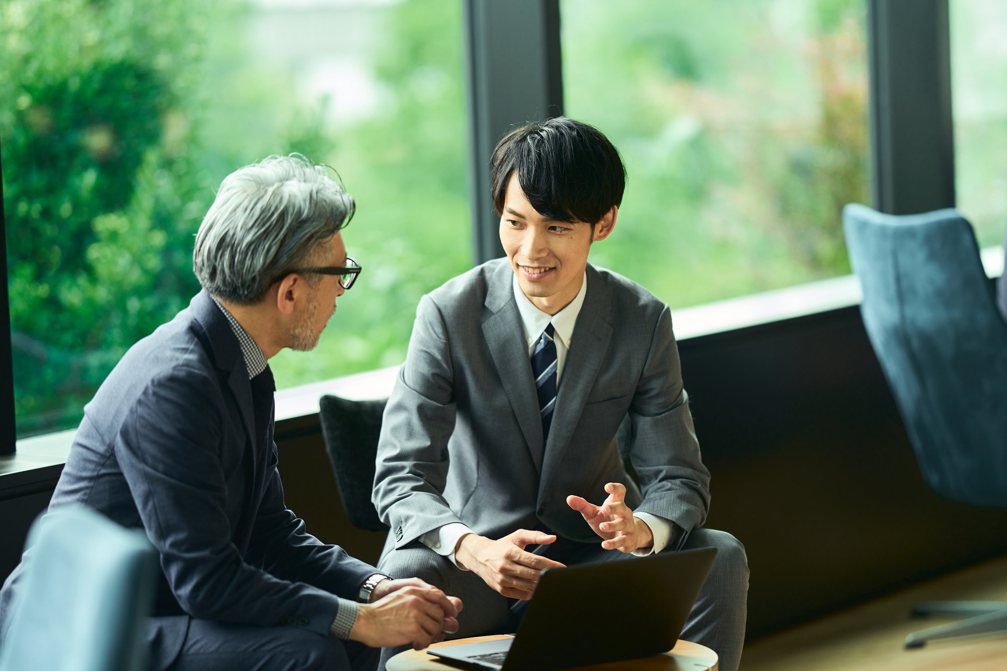 会話する会社員と経営者