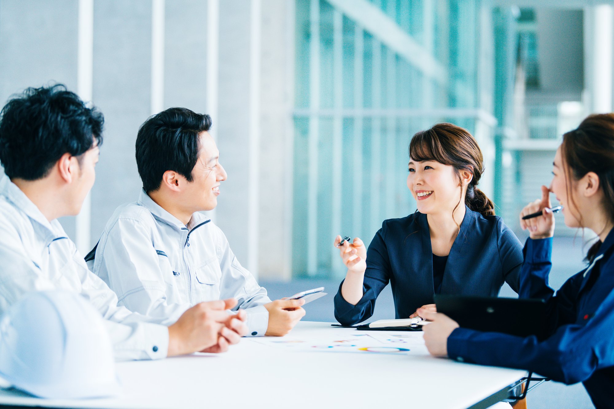 ミーティングする会社員