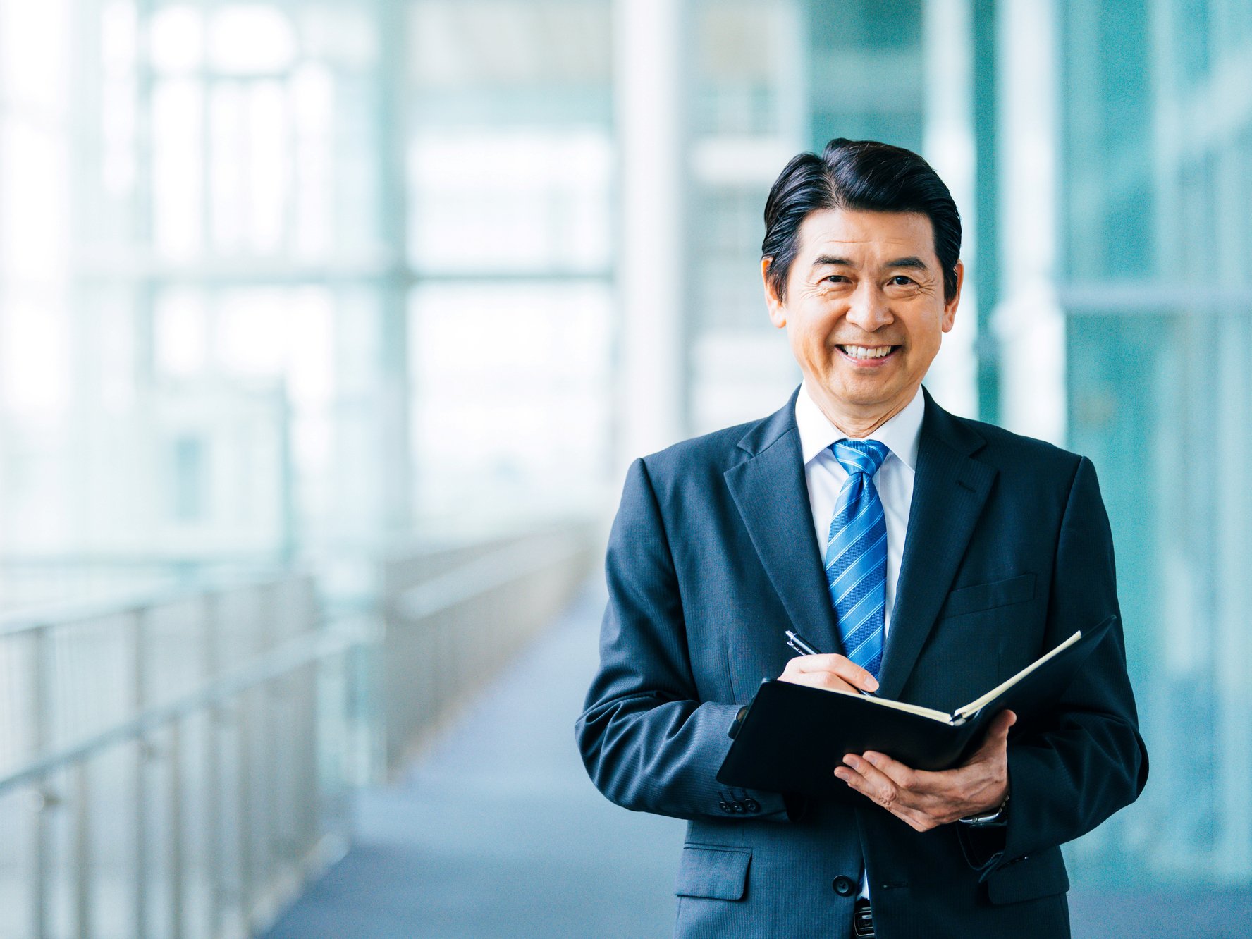 手帳を持つ男性
