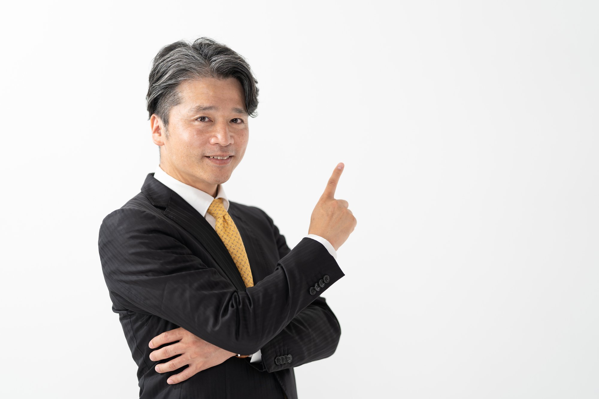 指さしする経営者