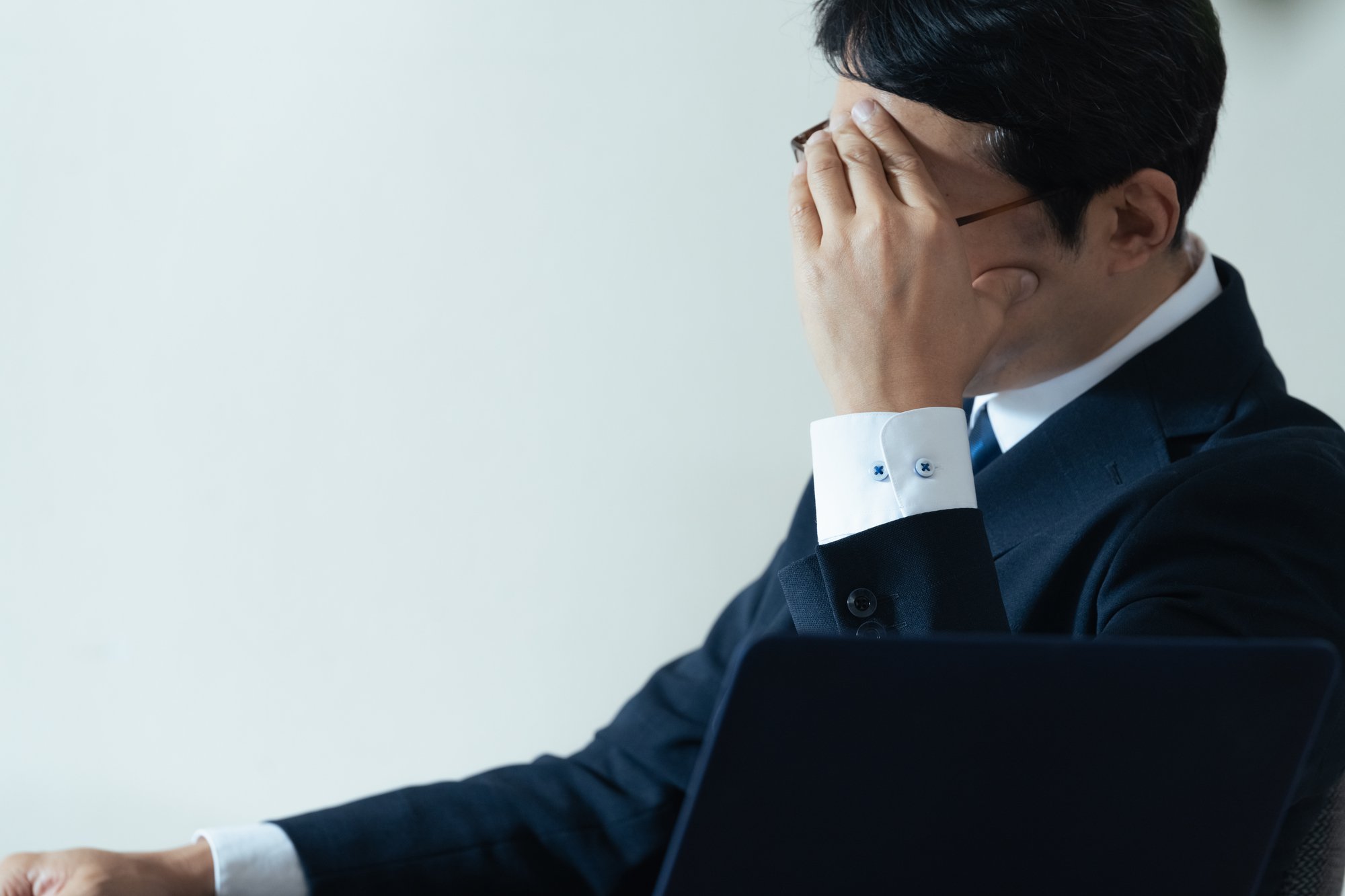 悩む中高年ビジネスマン