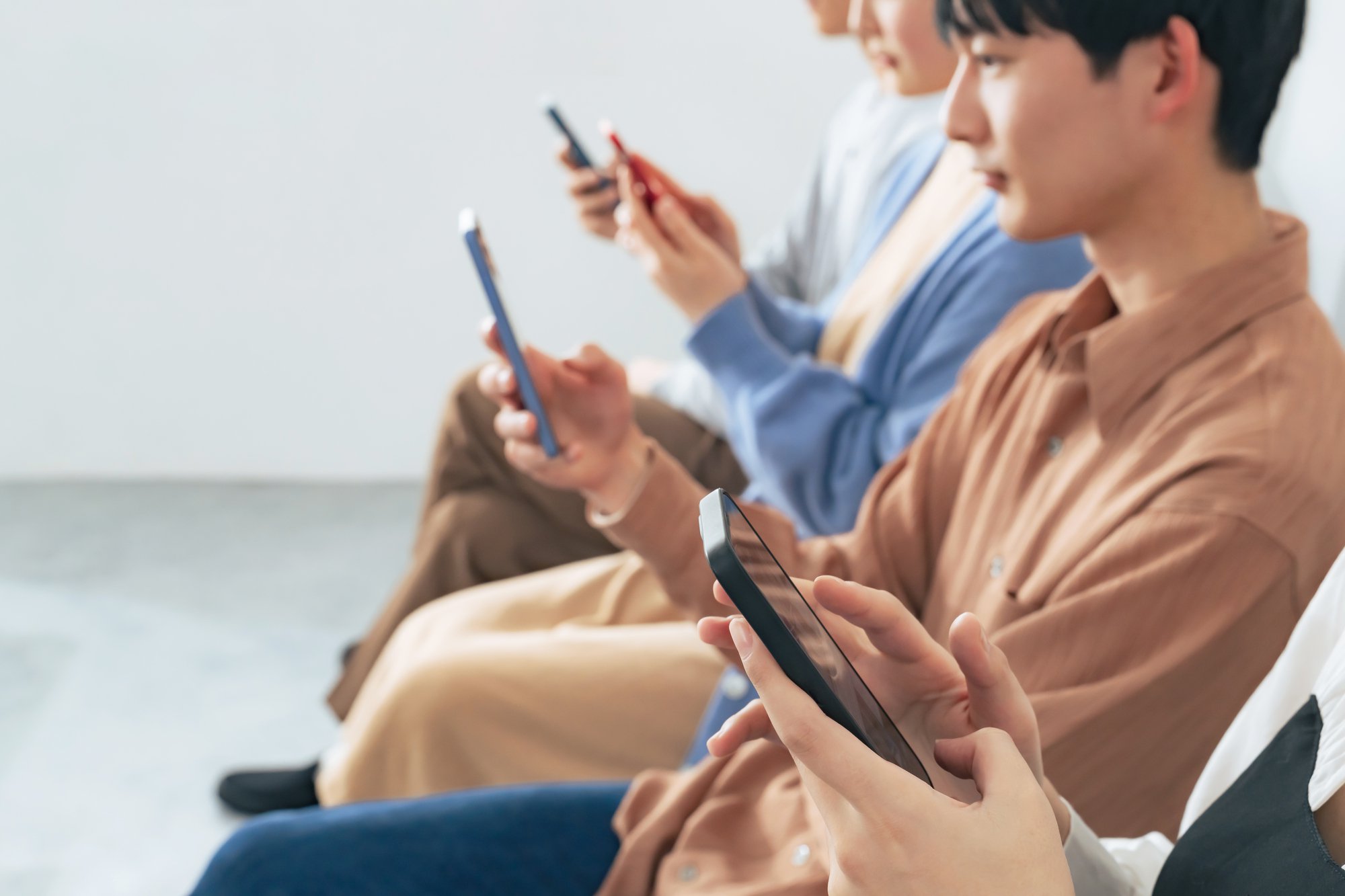 スマホを触る若者