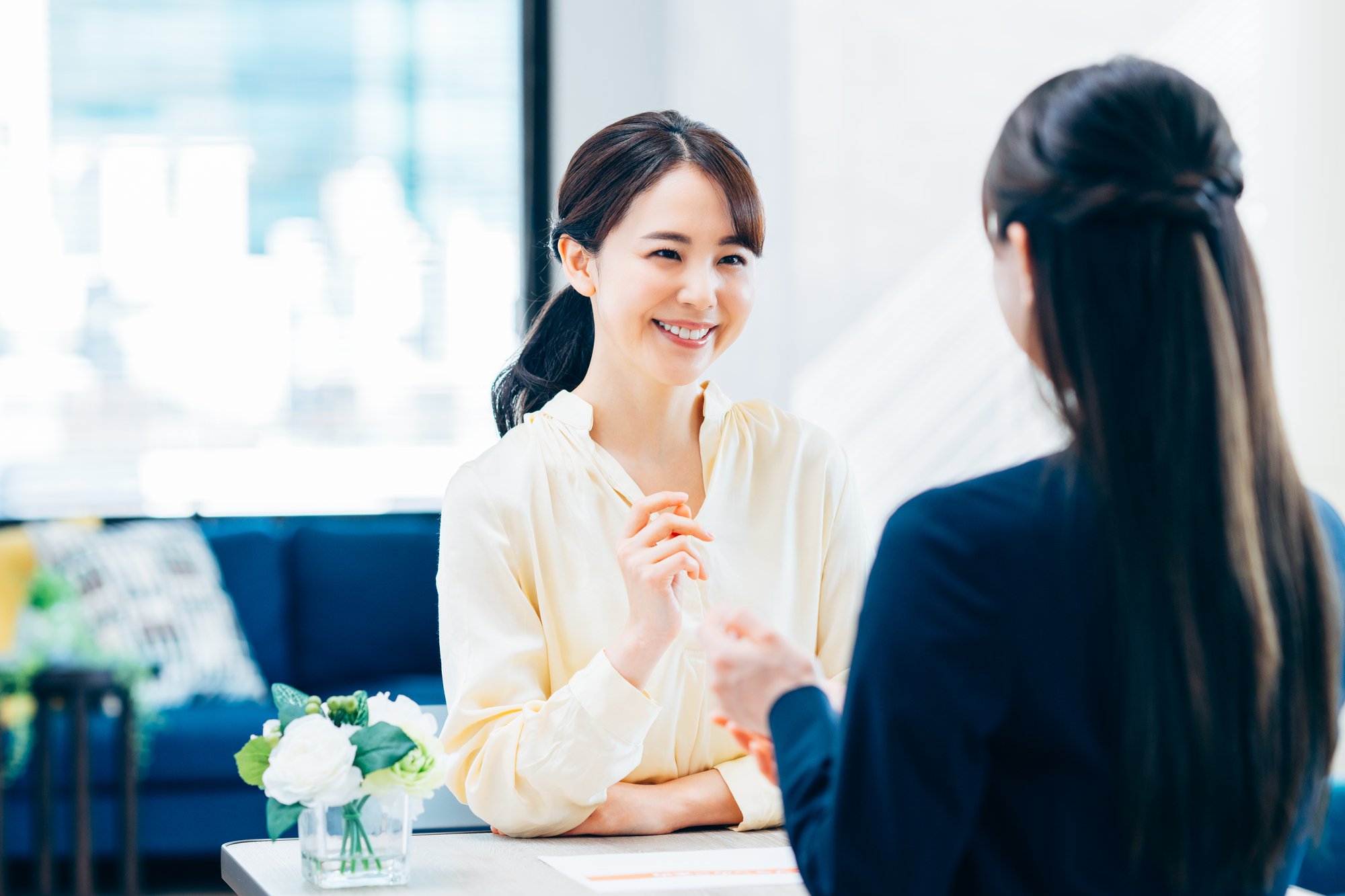 相談する若い女性