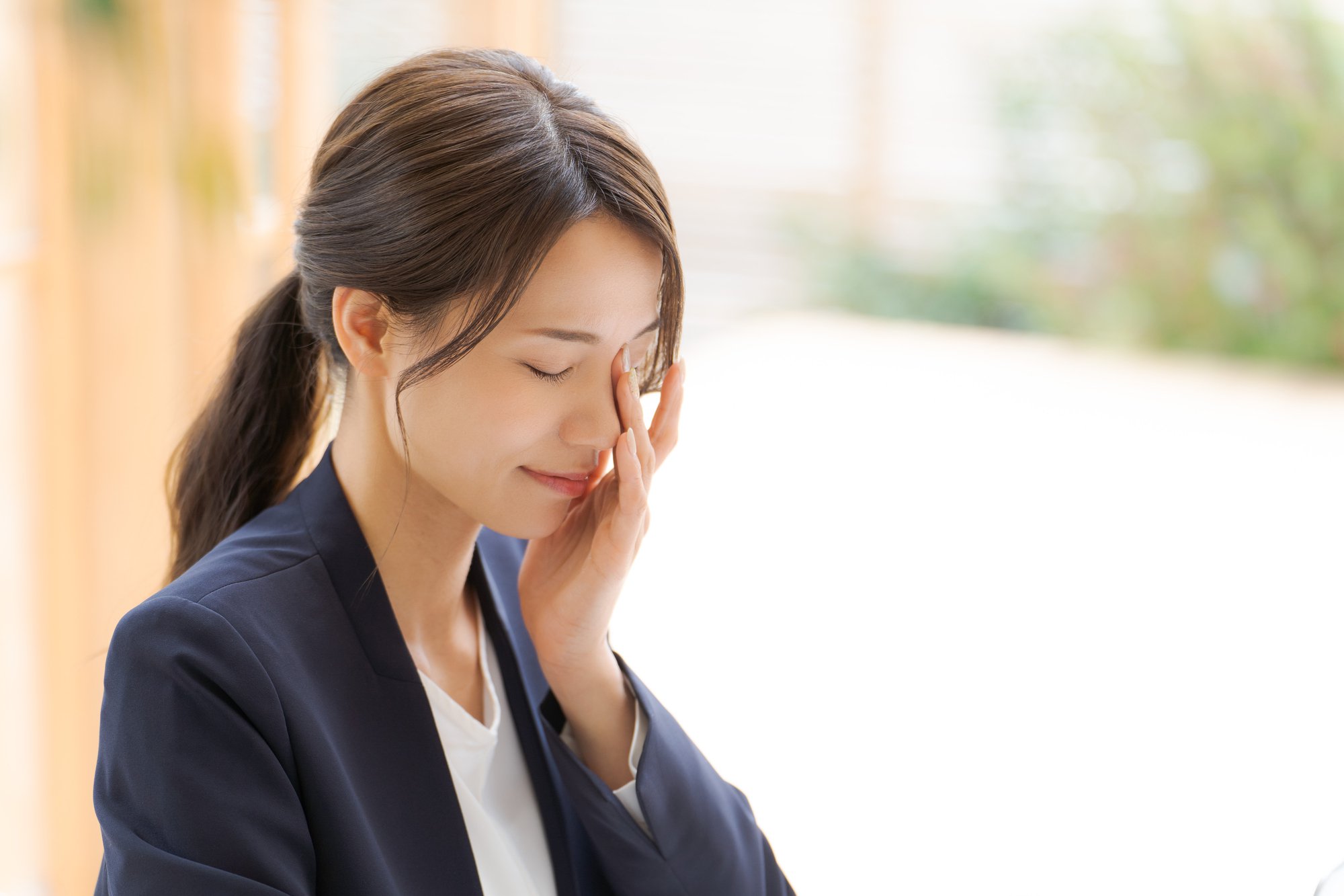 悩んでいる女性