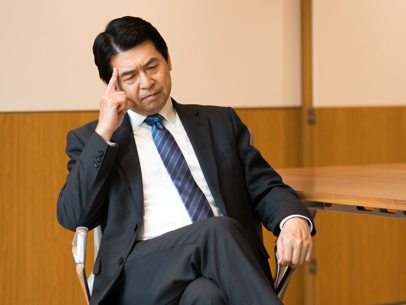 悩む経営者