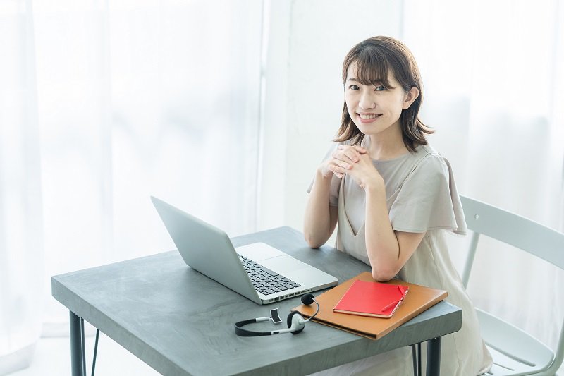 デスクワークをする女性