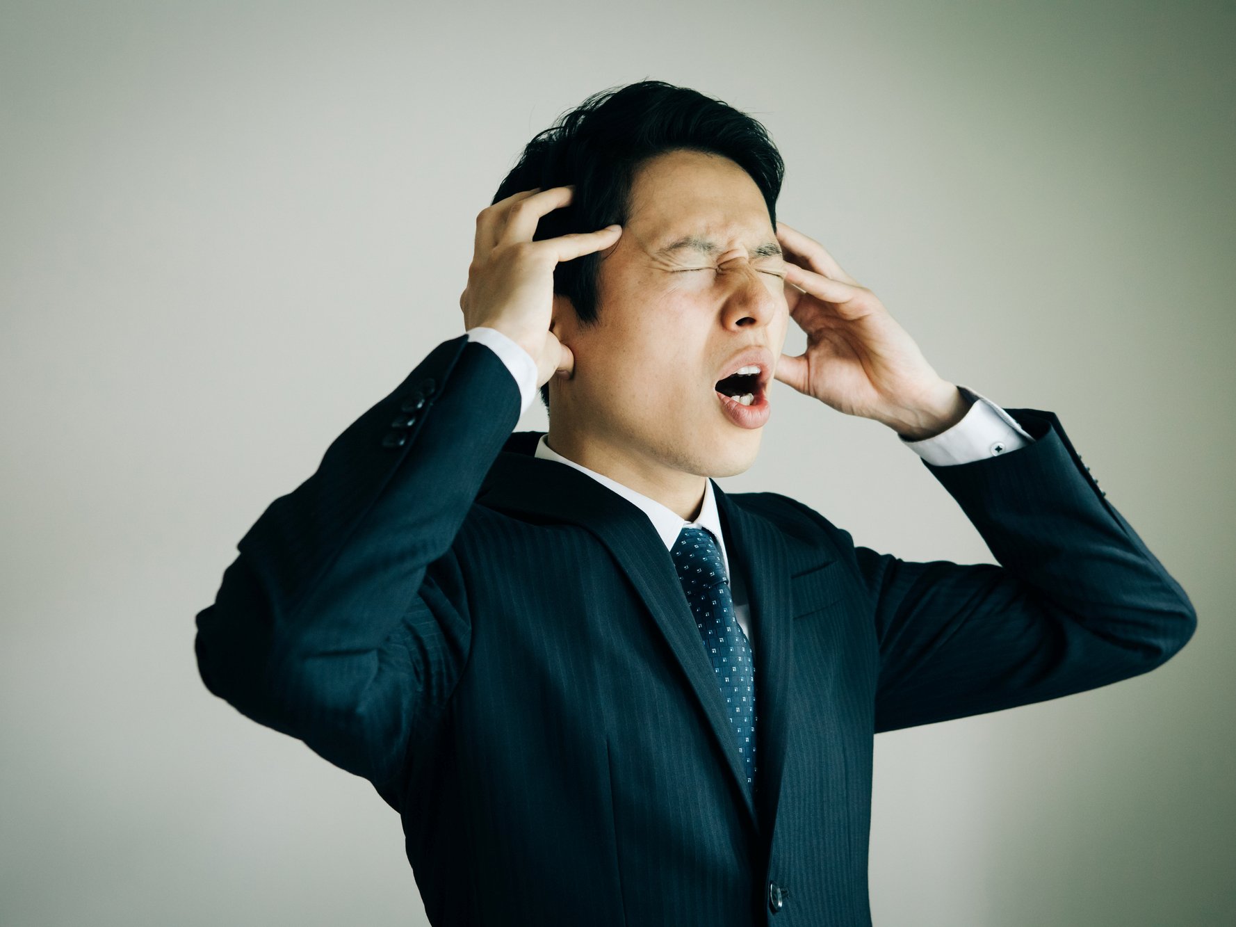 頭を抱える経営者