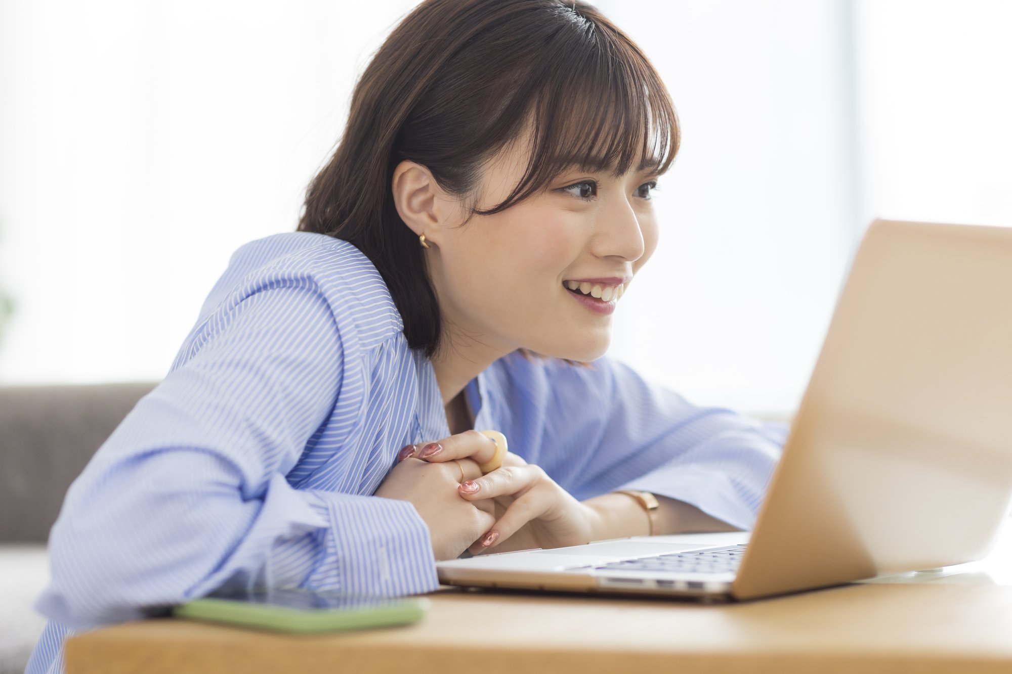  パソコンを見る若い女性