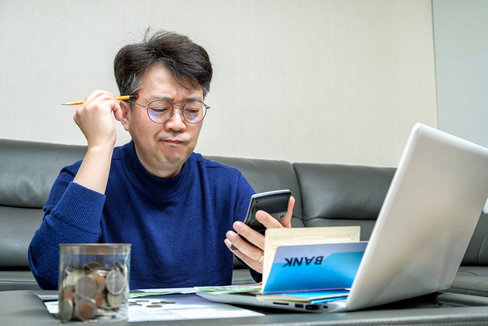 年末調整の準備をしている男性