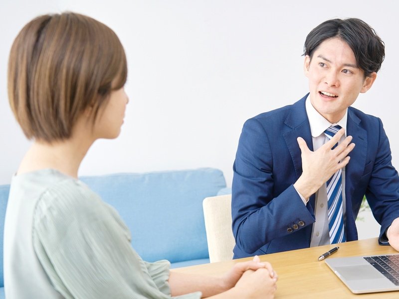クライアントと自宅で話すアジアの営業担当者