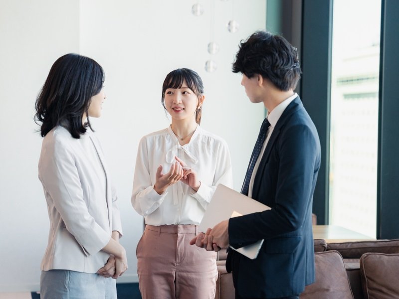 オフィスで働く実業家