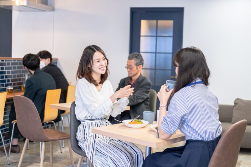 ランチ休憩をする人々
