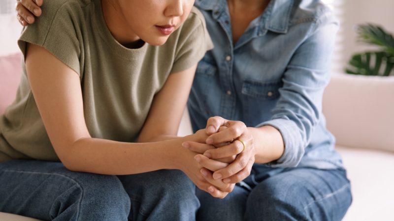 悩む女性に寄り添う女性
