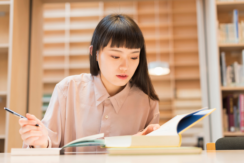 図書館で勉強する女性