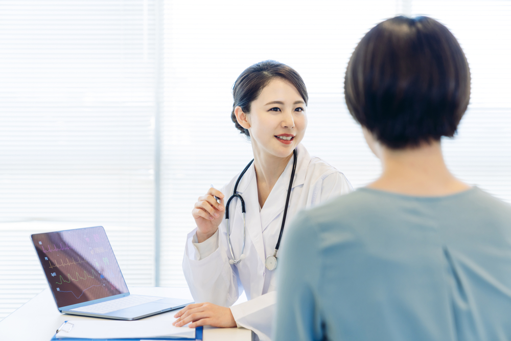 若い女性の医師と病院の患者。医療相談。