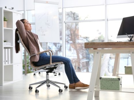 職場の椅子でくつろぐ若い女性
