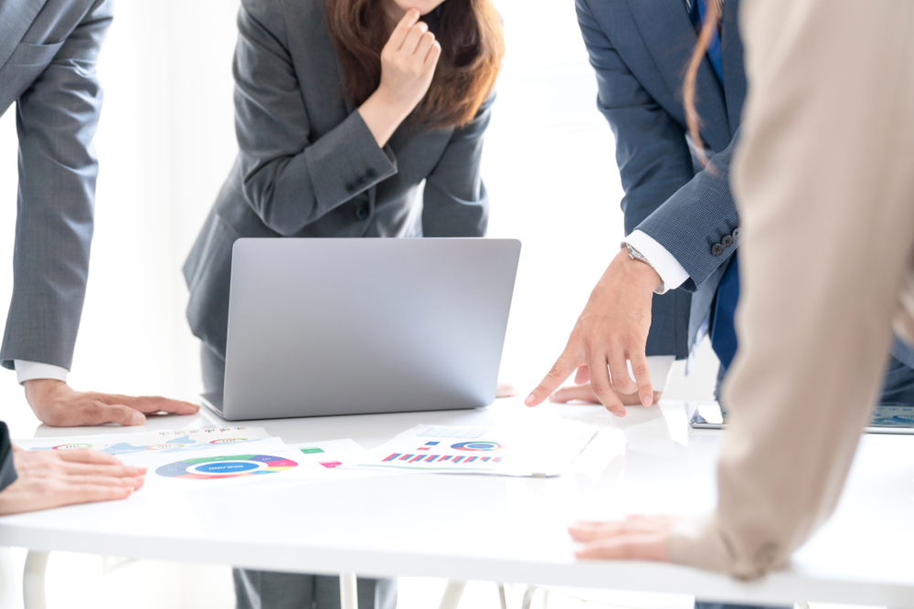 資料を囲んで複数人で話し合っている様子