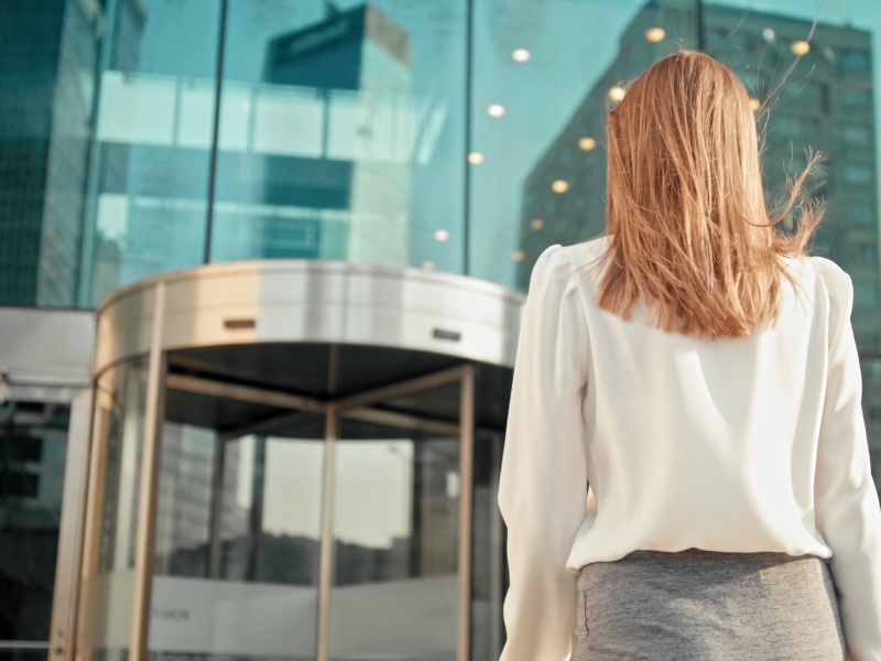 オフィスに向かっている女性の後ろ姿