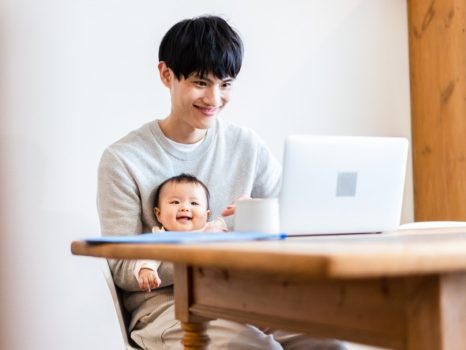 赤ちゃんの世話をしながら家で働くパパ