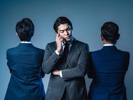 上司と部下の間でトラブルを起こしている中間管理職の男性。