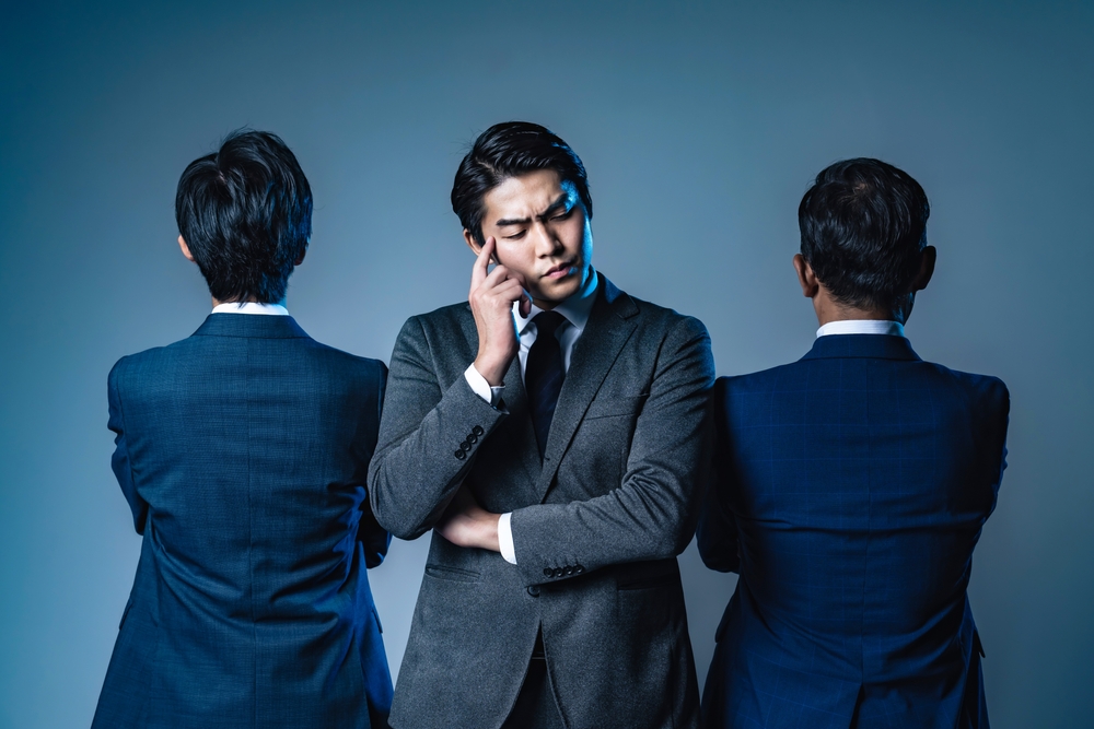 上司と部下の間でトラブルを起こしている中間管理職の男性。
