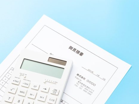 青の背景に見積もりと計算。